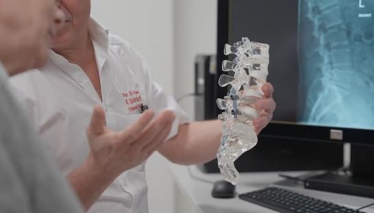 Ein Arzt berät eine Patientin