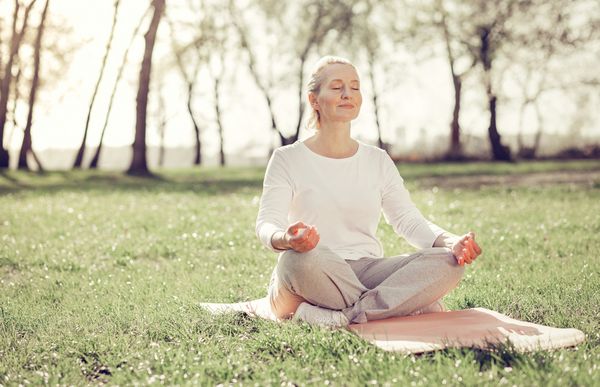 Frau macht Yogaübung