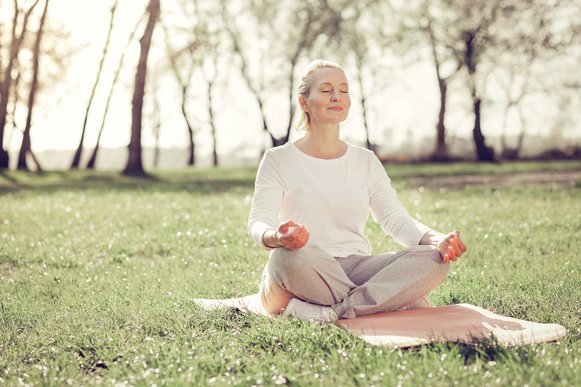 Frau macht Yogaübung