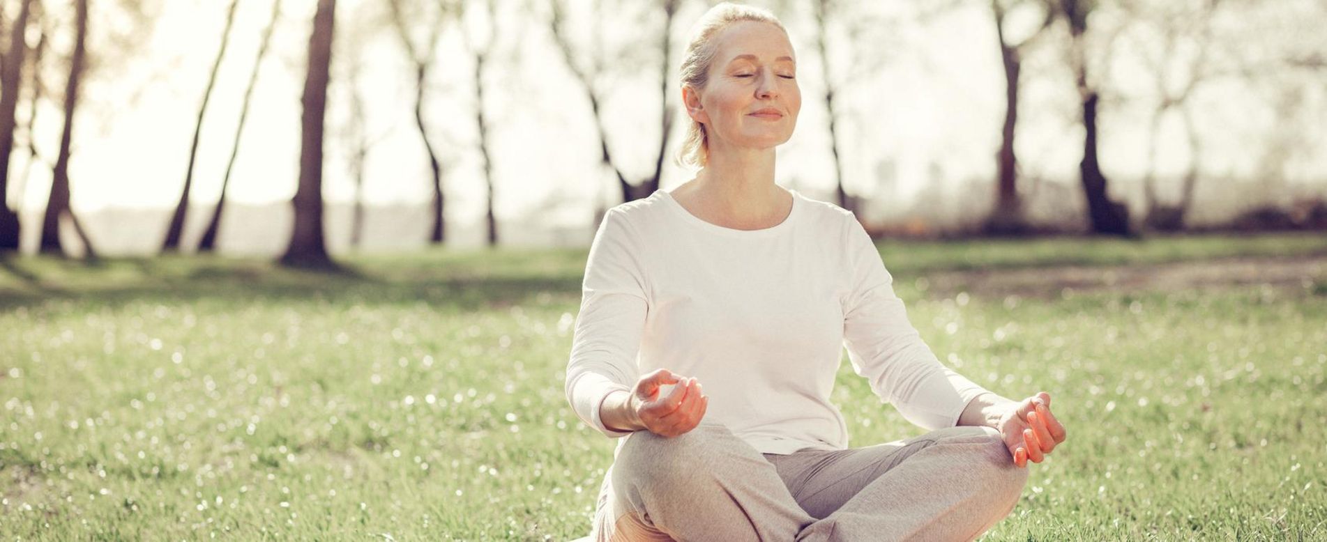 Frau macht Yogaübung