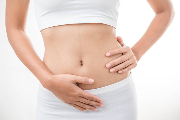 Eine Frau hält sich den Bauch