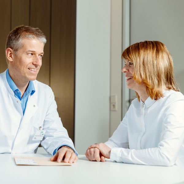 Arzt berät Patientin