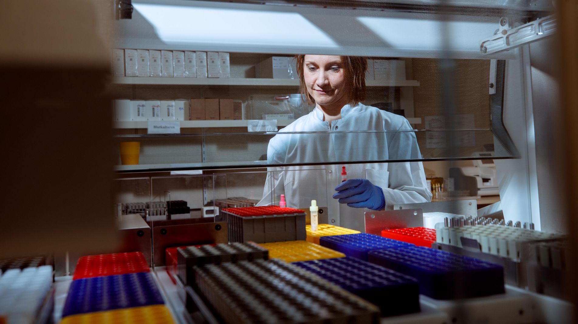Mitarbeiterin im Labor