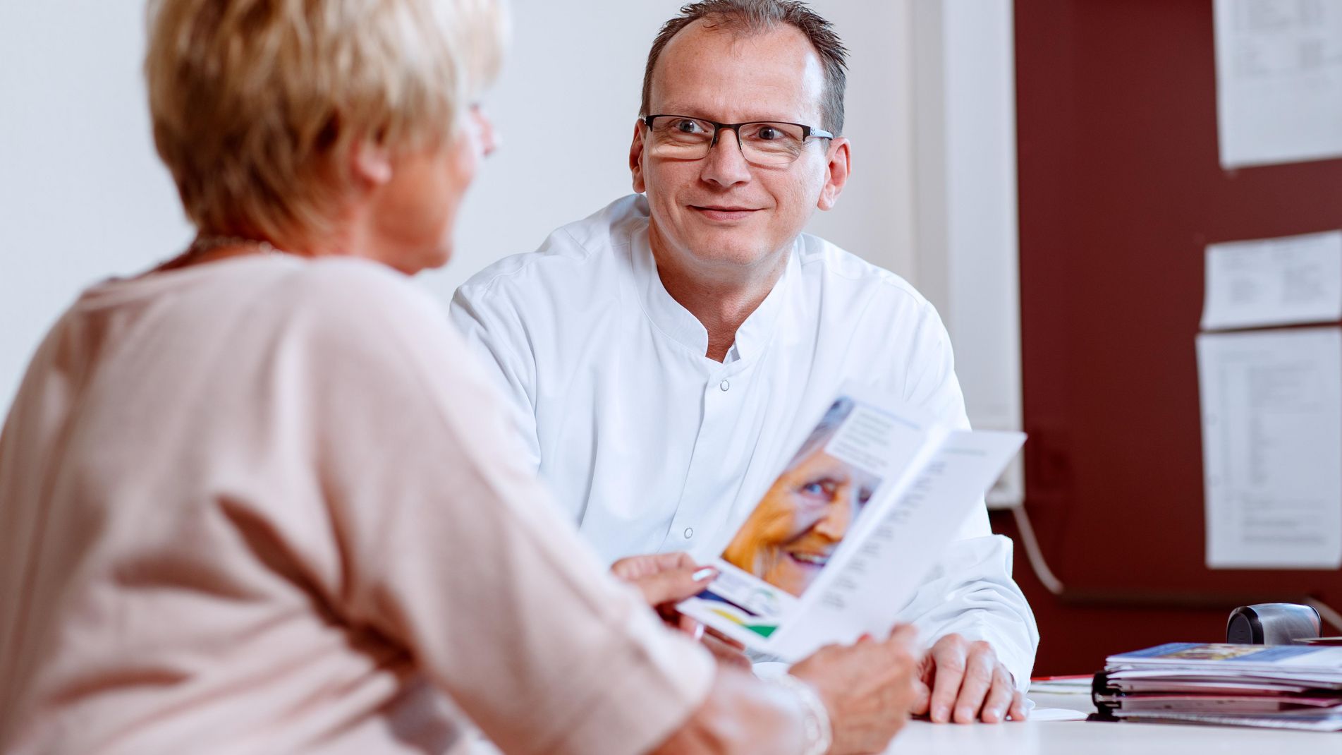 Arzt mit Patientin in einem Beratungsgespräch