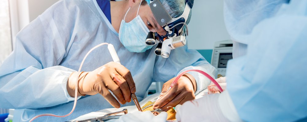 Arzt operiert Patient