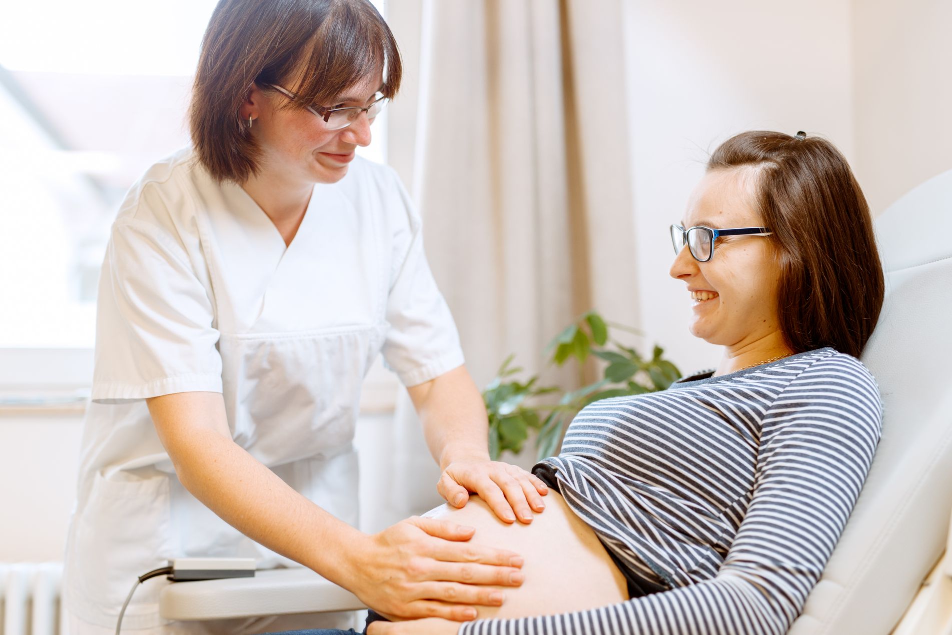 Frauenärztin mit liegender Patientin in der Helfensteinklinik