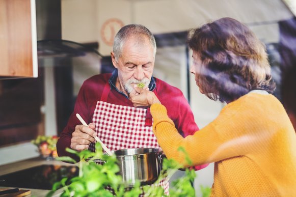 Mann und Frau kochen