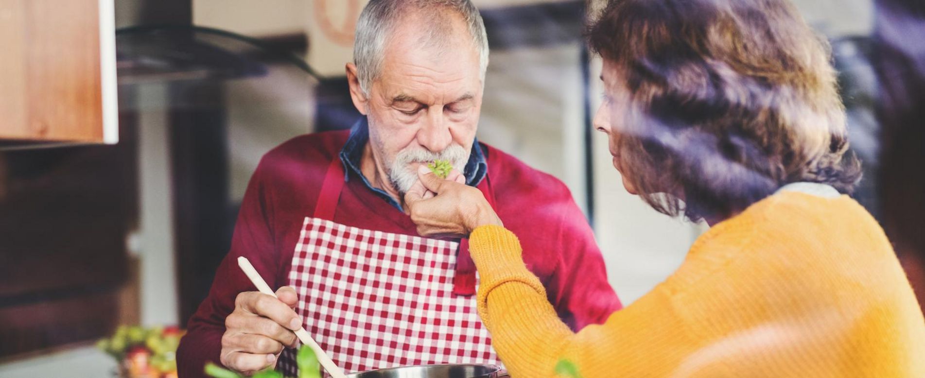 Mann und Frau kochen