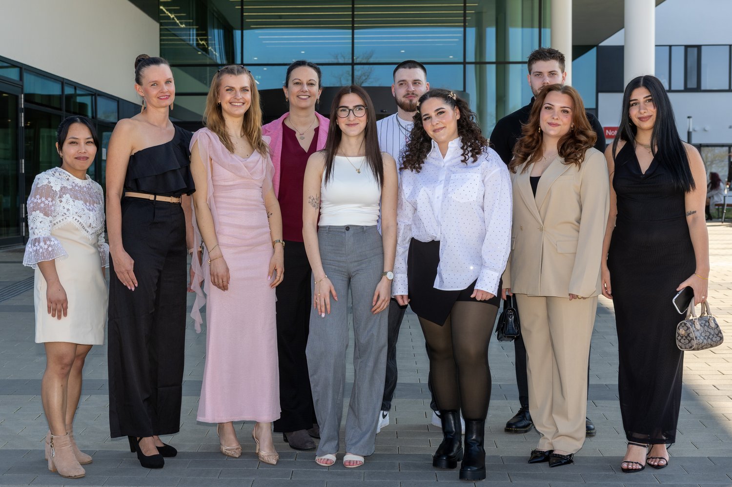 Die Absolventinnen und Absolventen vor dem Klinikgebäude