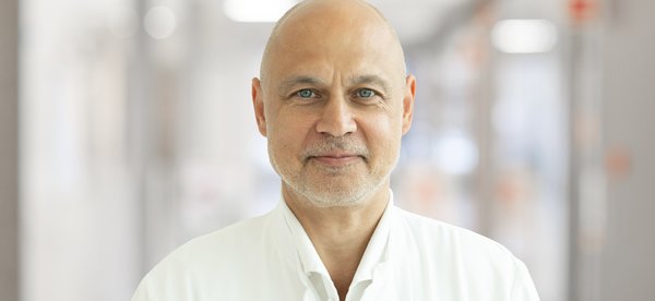 Portraitfoto von Dr. Farkas