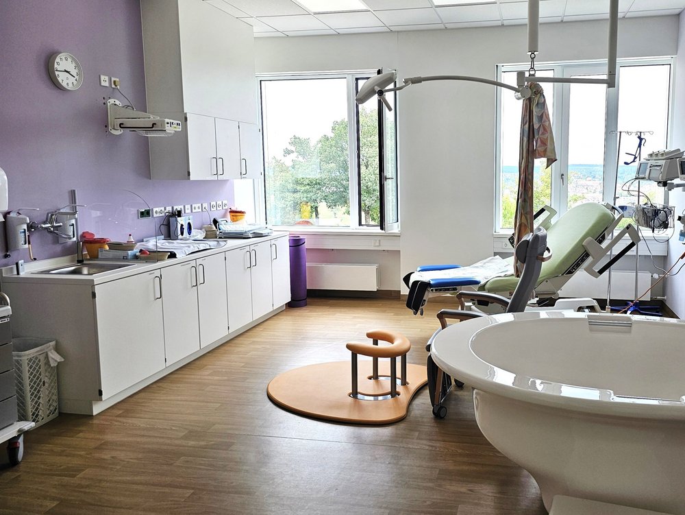 Moderner Kreißsaal mit Tageslicht