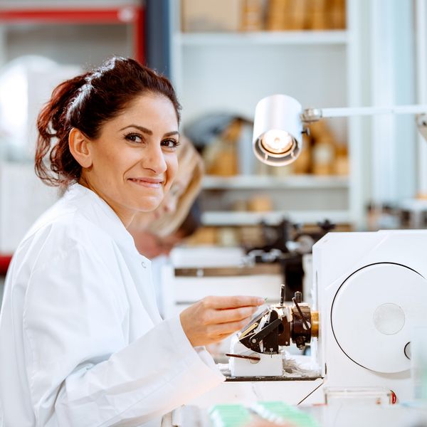 Mitarbeiterin im Labor