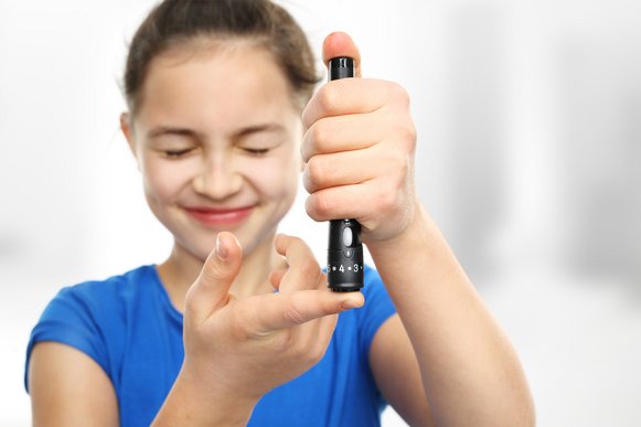 Mädchen misst Blutzucker