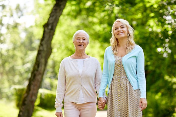 Zwei Frauen gehen spazieren