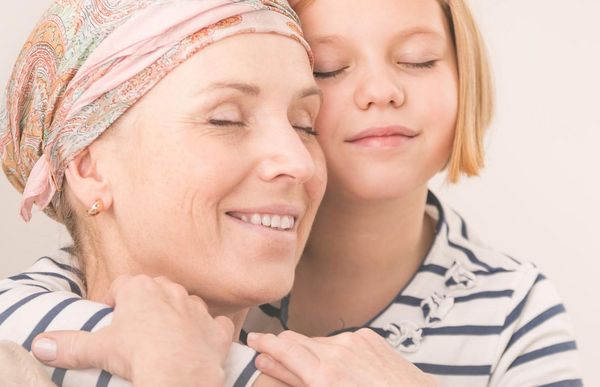 Frau nach Chemotherapie mit Tochter